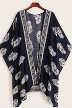 Load image into Gallery viewer, Vintage Pattern Print Hanky Hem Kimono